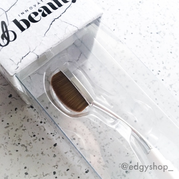 Innovation Beauty | Large Mermaid Makeup Brush - Picture 4 of 8